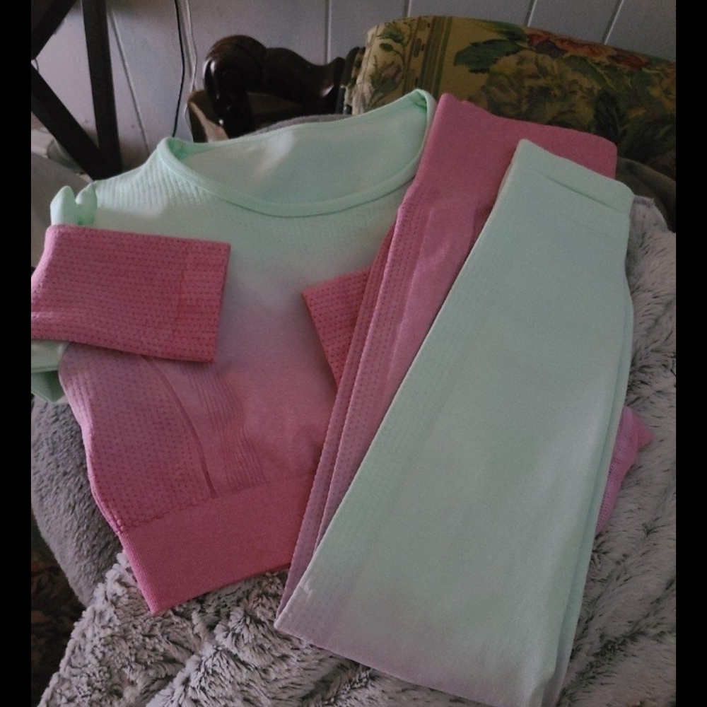 Shein size small gym set.